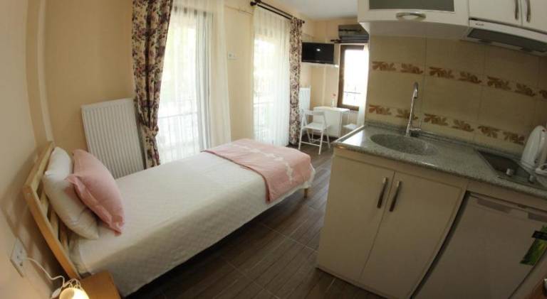 Children-friendly serviced apartment with jacuzzi, patio & pool | Dogs allowed — photo 2