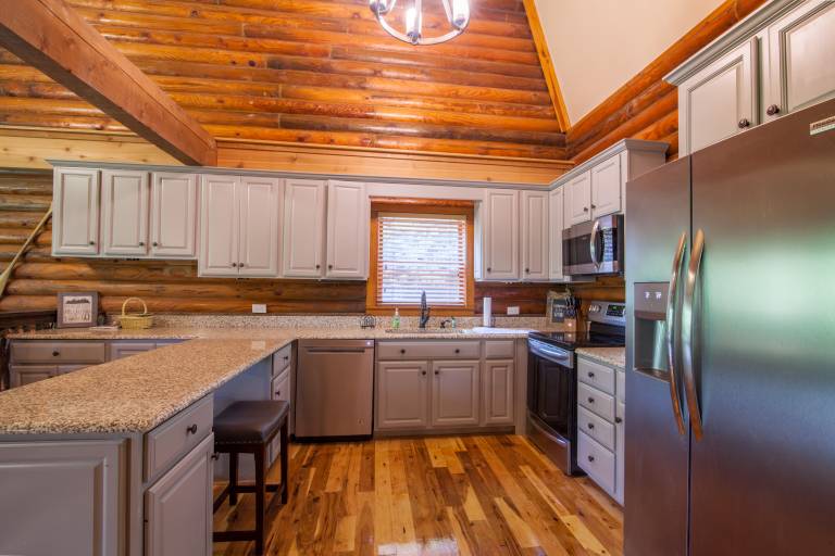 Cabin with barbeque & hot tub | River view — photo 5
