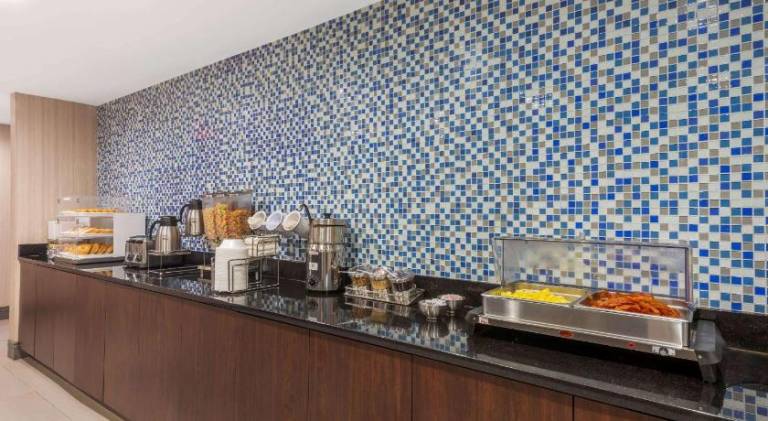 La Quinta Inn & Suites by Wyndham Aberdeen-APG — photo 4