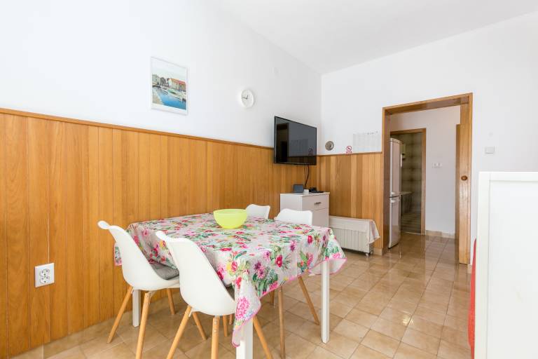 Apartment with terrace, grill & garden — photo 4
