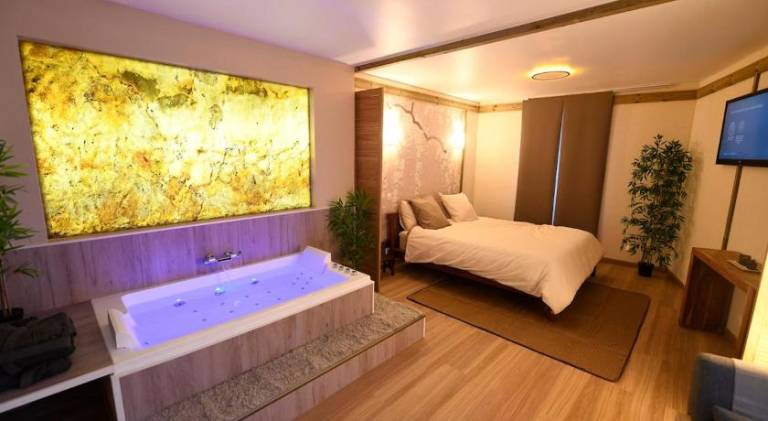 Holiday apartment with jacuzzi — photo 2