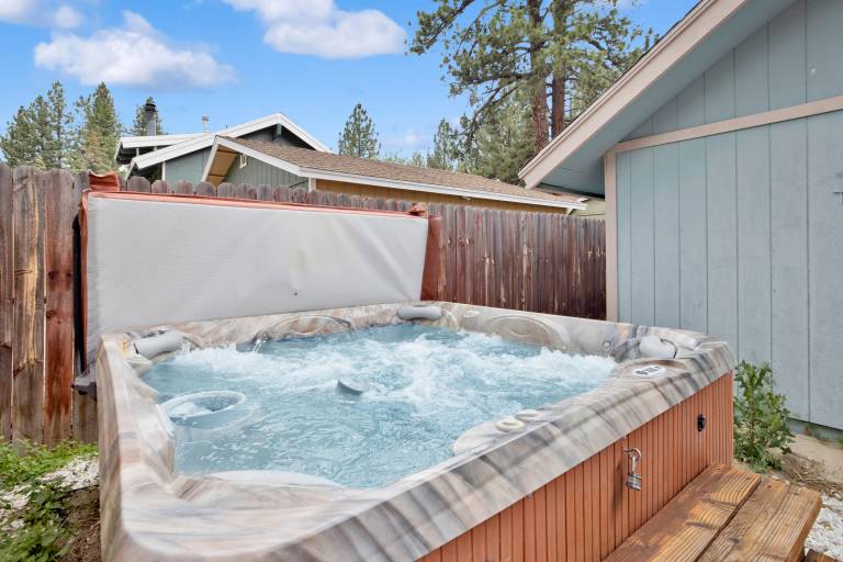 Family-oriented pleasant cabin with jacuzzi, patio & grill | Mountain view | Good for workation | Pet-friendly in San Bernardino, CA