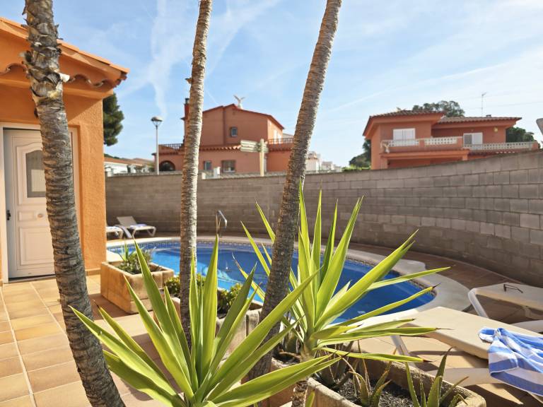 Fully equipped big villa with patio, BBQ & yard | Close to the beach | Pet-friendly — photo 4