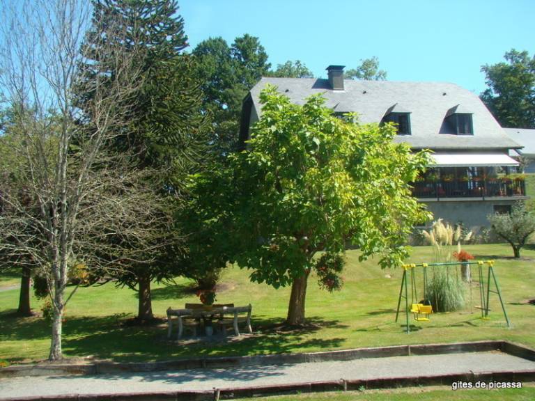 Gite with garden, patio & grill in Lourdes