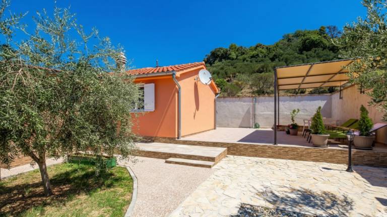 Villa with barbecue, hot tub & terrace — photo 2