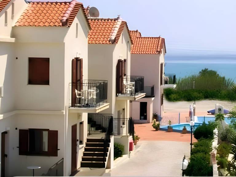 Serviced apartment with terrace & pool — photo 5
