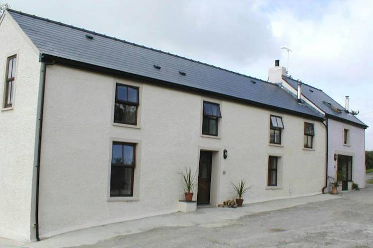 Children-friendly cottage with patio, yard & hot tub | Dogs allowed in Carmarthen
