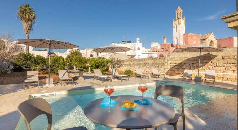 Villa with pool & hot tub in Melissa