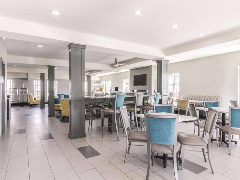 La Quinta Inn & Suites by Wyndham Kansas City Airport — photo 3