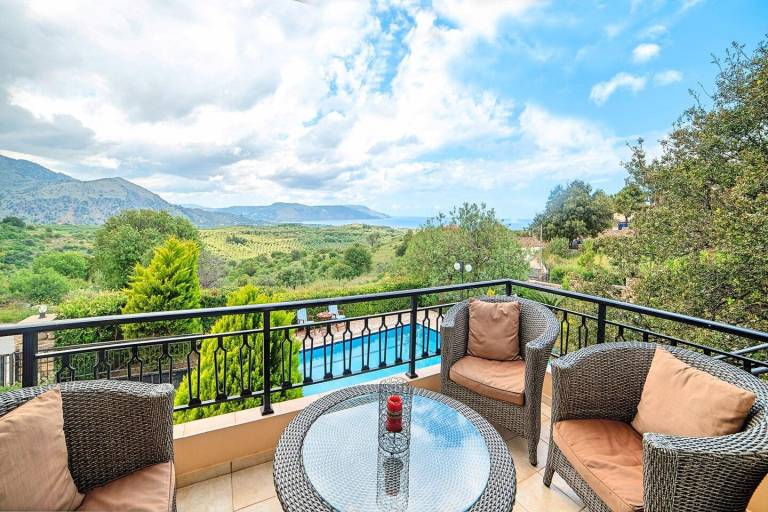 Villa with yard, private pool & barbecue | Water view | Perfect for remote work — photo 5