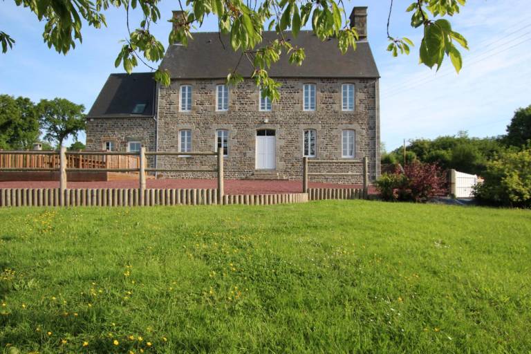 Gite with barbecue, yard & patio — photo 2