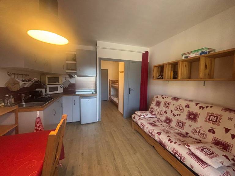 Studio cabin with elevator, ideal for couples or families, functional and well equipped in Foix
