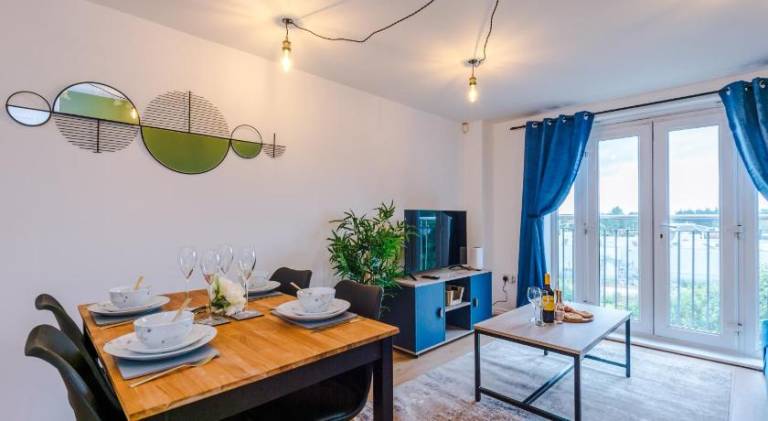 Salford Urban Escape - Stylish Allure Modern 2BR Stay for 6 - Smart Business or Work Ready by Parydi in Salford