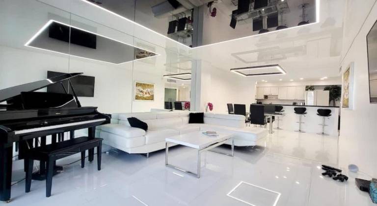 House with pool in Sunny Isles Beach, FL