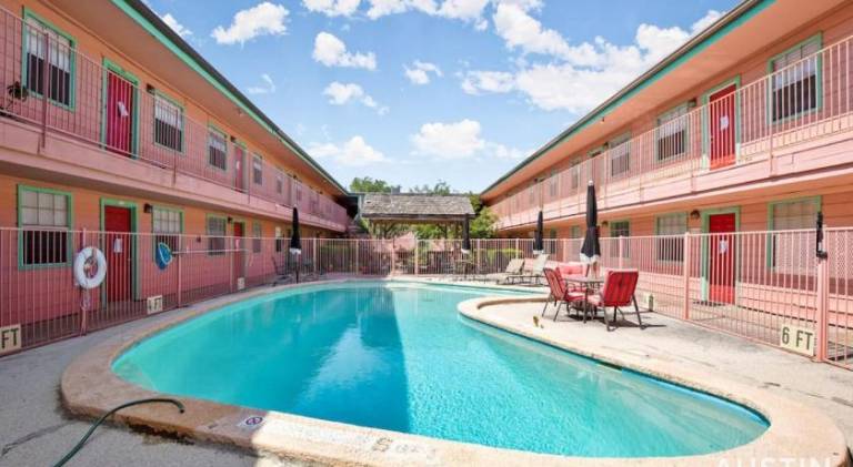 Apartment with pool — photo 4
