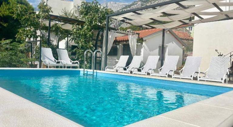 Apartment with pool & hot tub in Tucepi
