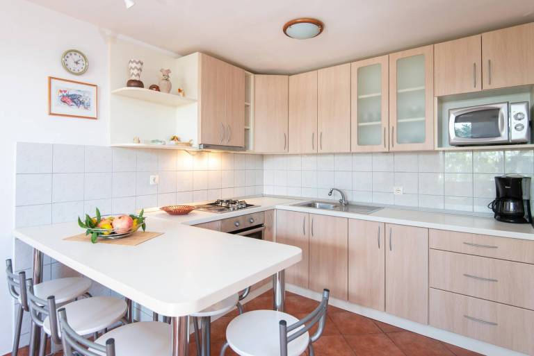 Fully equipped wonderful rental apartment with barbeque, terrace & yard | Beach view | Dogs allowed — photo 4