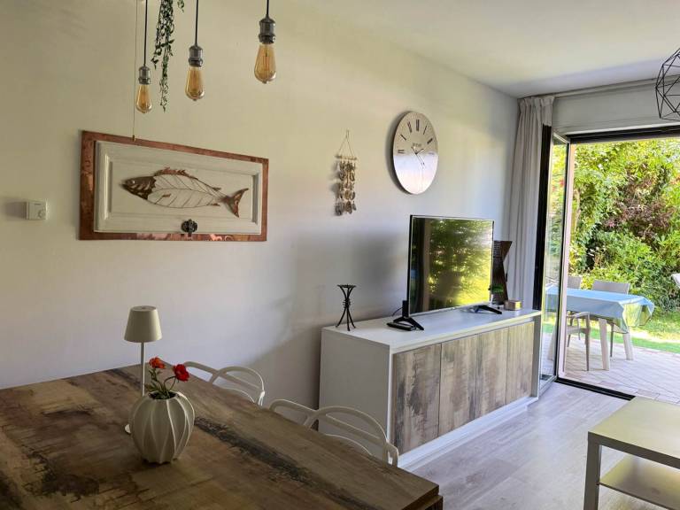 Child-friendly charming holiday apartment with barbecue, pool & patio | Pool view | Close to the beach | Pets allowed — photo 3
