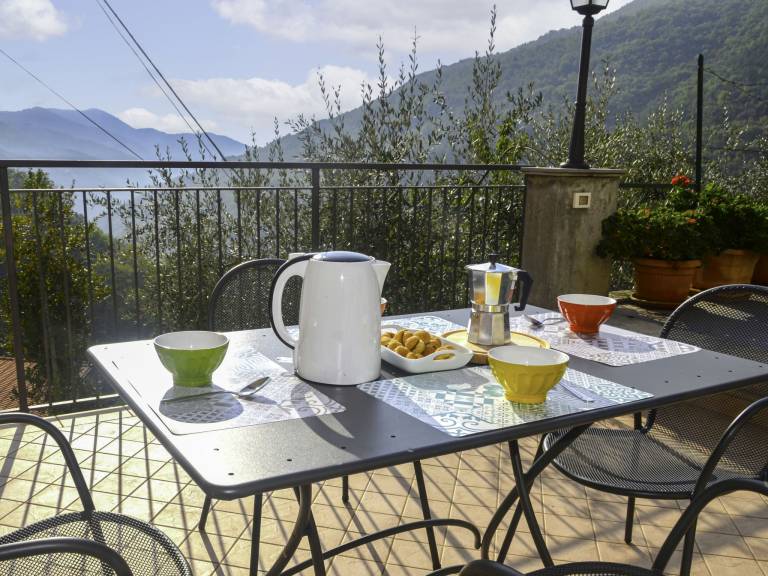 Children-friendly rental apartment with barbeque, yard & terrace | Mountain view | Pets are welcome — photo 2
