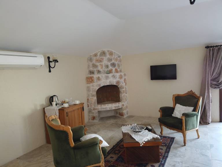 Fully equipped spacious private room with hot tub, pool & patio | Nature view | Dogs allowed — photo 3