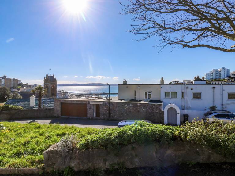 Cottage with yard | Beach view in Paignton