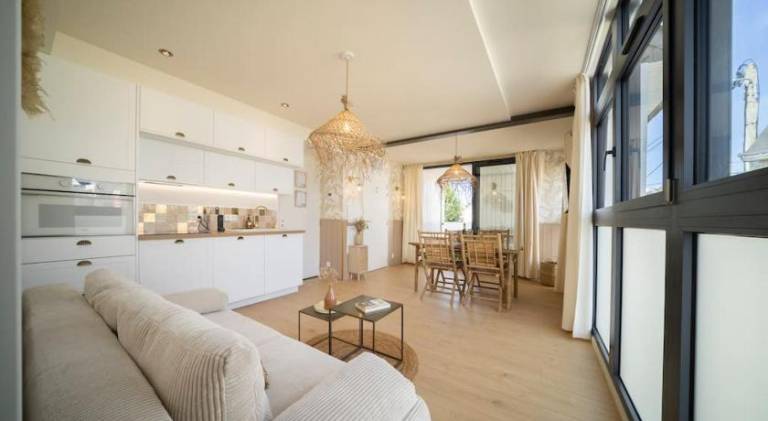 Apartment with pool & hot tub — photo 2