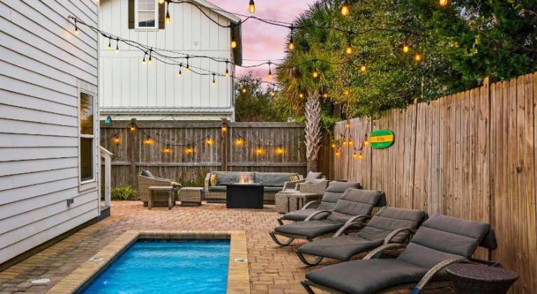 Vacation home with pool in Miramar, FL
