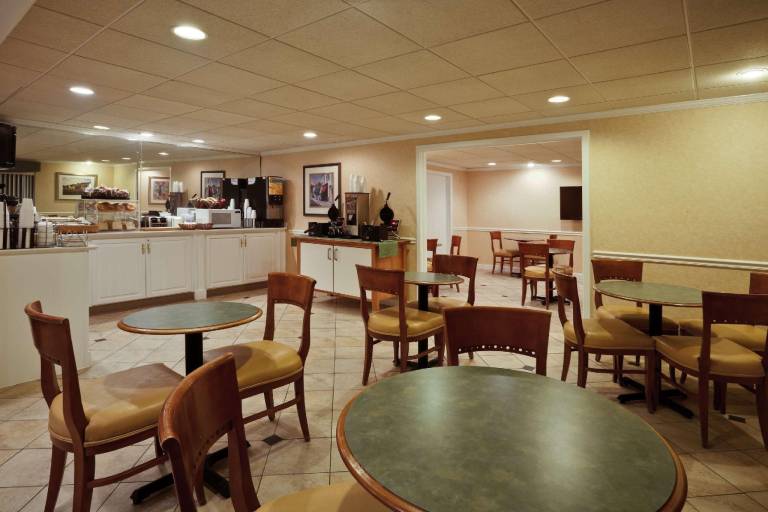 La Quinta Inn & Suites by Wyndham Tampa Fairgrounds - Casino — photo 3