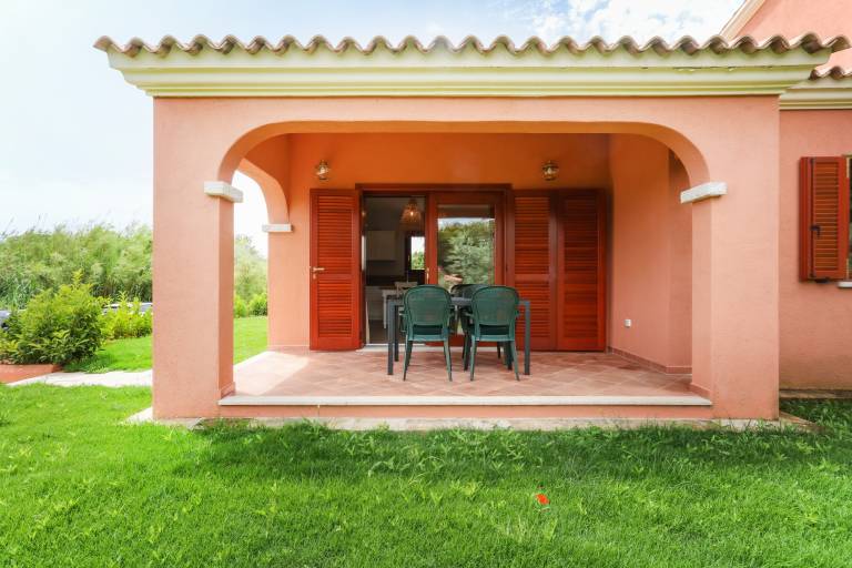House with terrace, yard & fast internet | Garden view in San Teodoro