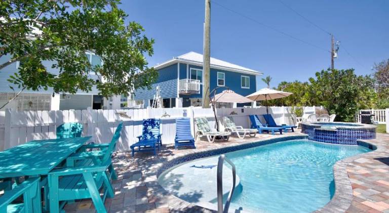 Vacation home with pool — photo 3