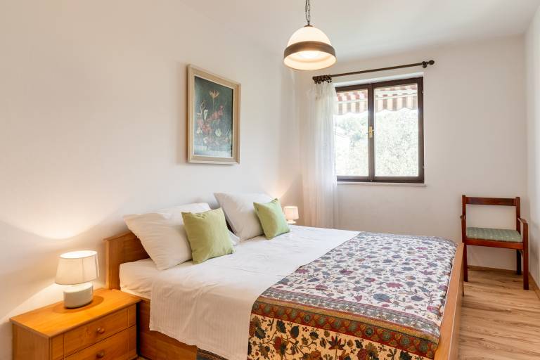 Holiday apartment with yard, terrace & barbeque in Mali Losinj