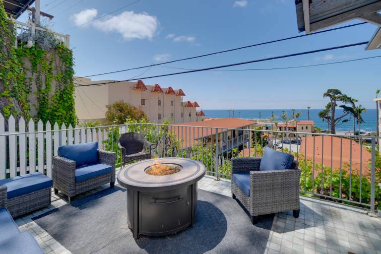 Walk to La Jolla Cove Dtwn Cottage w Ocean View