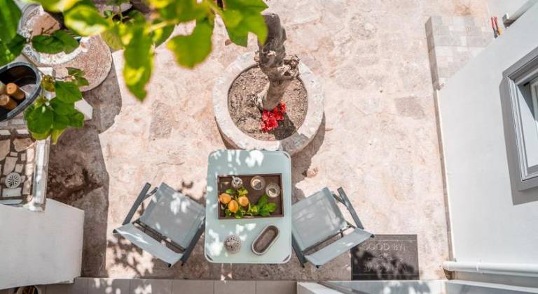 Rental apartment with yard in Hydra