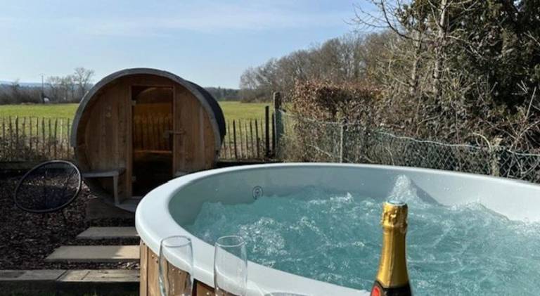 House with hot tub — photo 4