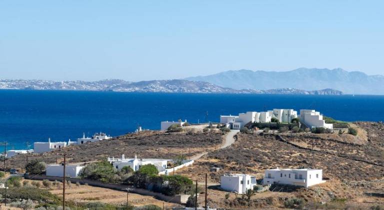 Vacation home with yard & patio in Tinos