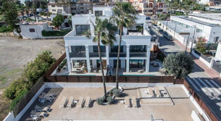 Apartment with patio & pool — photo 4