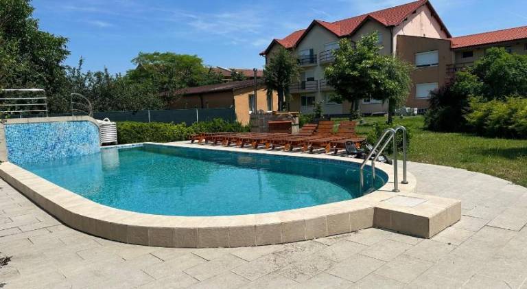 Rental apartment with patio, private pool & BBQ — photo 3