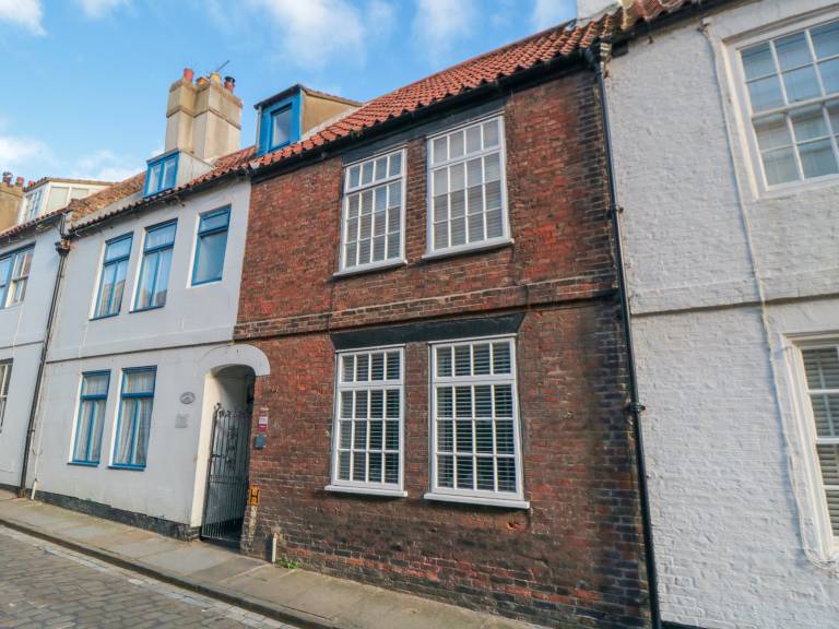 Child-friendly cottage with yard | Beach view | Close to the beach | Pets are welcome in Whitby