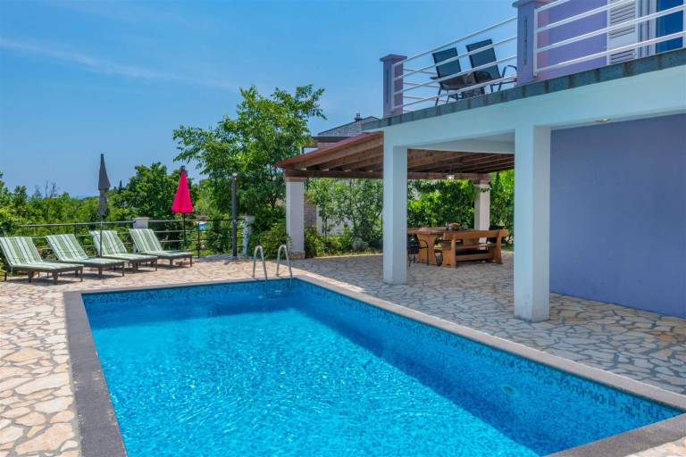 Family-friendly rental with pool, barbeque & patio | Pool view | Pets are welcome — photo 5