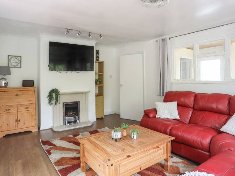 Family-friendly cottage with yard | Beach view | Pets are welcome — photo 5