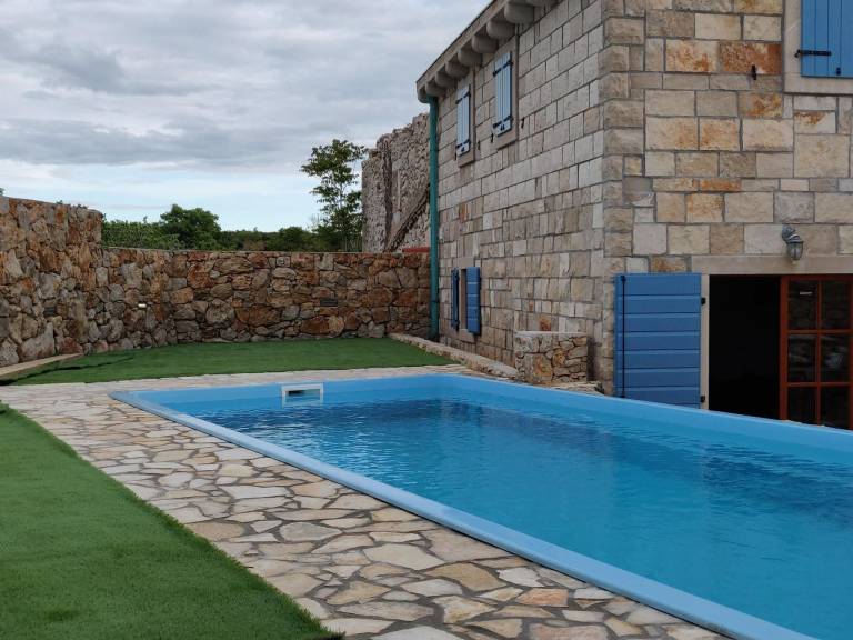 Vacation home with barbecue, private pool & garden — photo 3