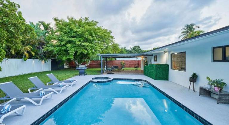Villa with pool | Pets allowed in Aventura, FL