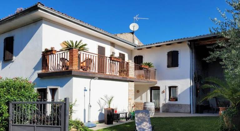 Vacation home with hot tub in Caprino Veronese