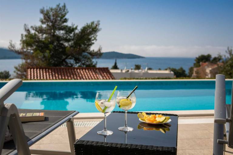 Villa with patio, garden & barbeque | Pool view — photo 3