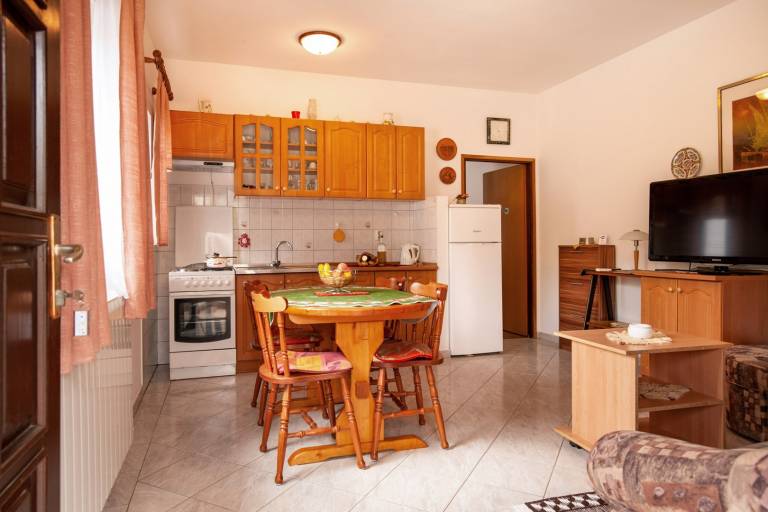 Pleasant rental apartment with yard, patio & barbeque | Pet-friendly — photo 4