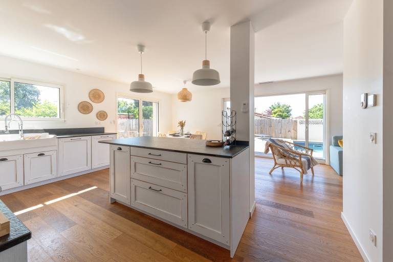 Family-oriented ample vacation home with patio, private pool & BBQ | Pet-friendly — photo 3