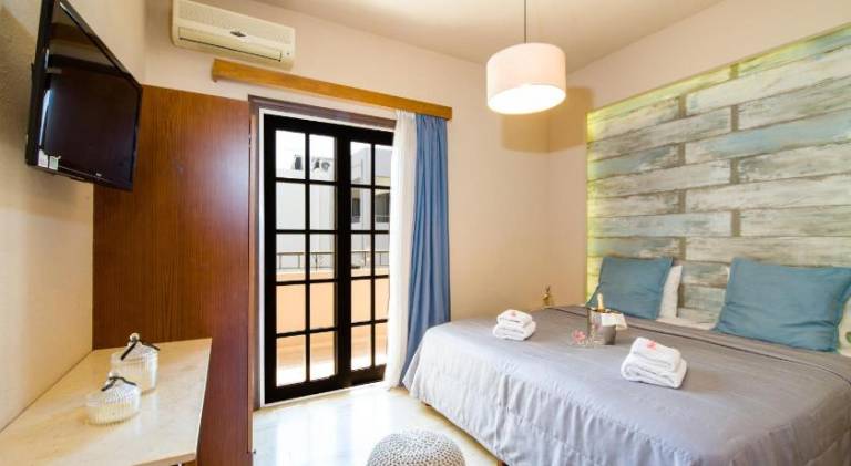 Holiday apartment with garden & terrace in Platanias