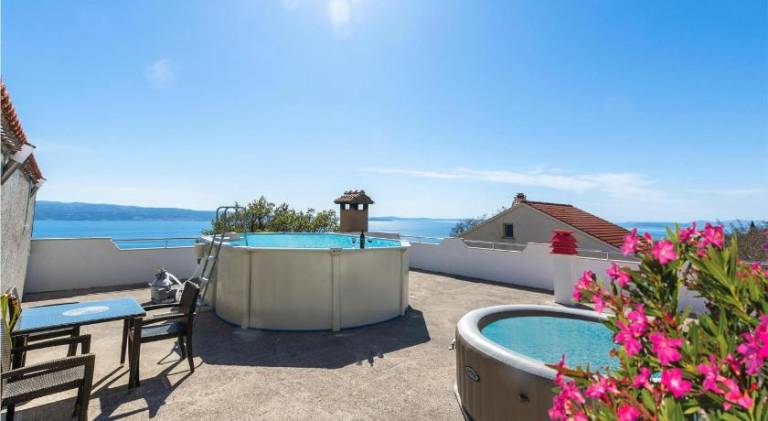 House with jacuzzi in Podstrana