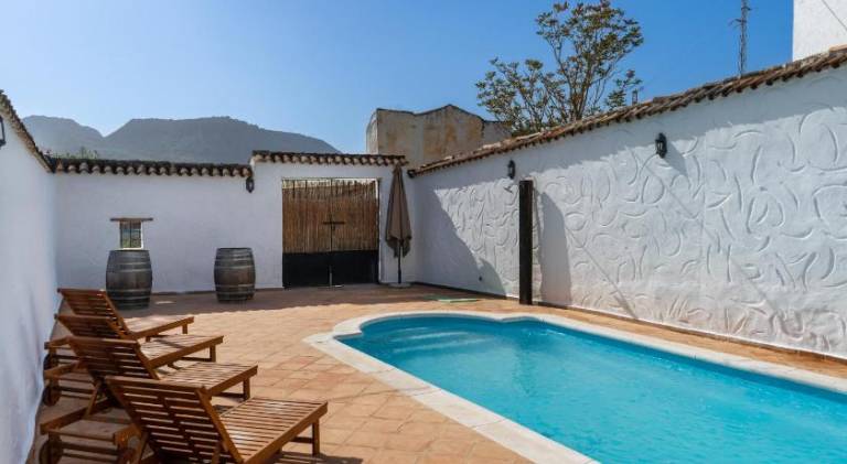 Lovely house with private pool, patio & barbecue | Pets allowed — photo 3