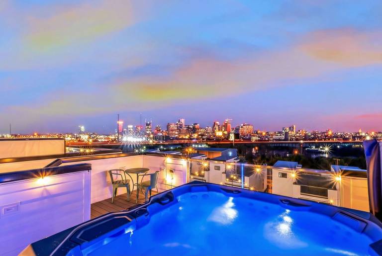 Taylor Swift Themed Rooftops Hot Tub Views — photo 4